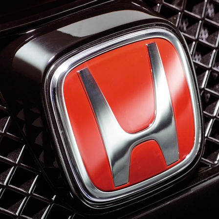 Primer plano del logotipo "H" de Honda de color rojo.