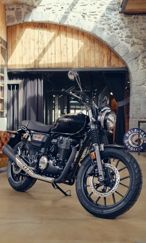 Toma frontal de ¾ de la GB350 frente a un café